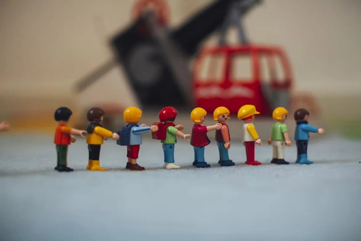 Figurines colorées symbolisant les valeurs partagées